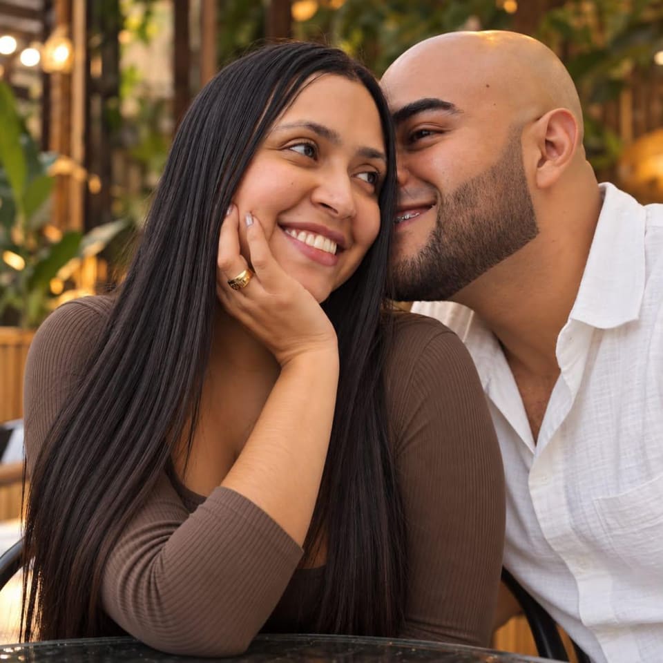 Katerine y Jhonatan sonriendo juntos